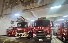 高雄岡山公寓爆炸火警 屋主抱狗逃命、阿公嗆傷