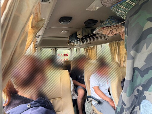 影/天送業績!苗栗警攔查違規中巴 逮獲22黑工準備採生薑