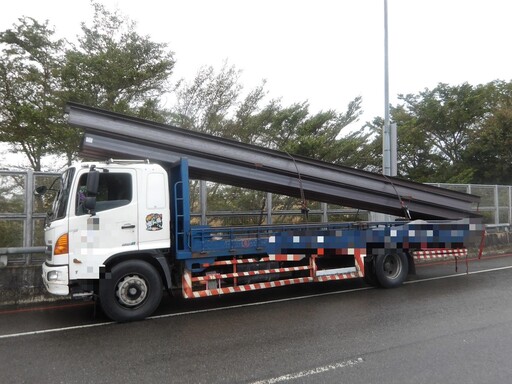 影/台中外埔驚悚車禍！轎車自撞號誌桿 大貨車也遭殃