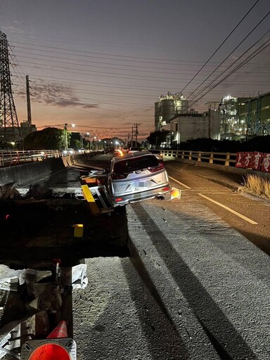 影/林園台17伸縮縫施工 車撞護欄陷坑駕駛受傷