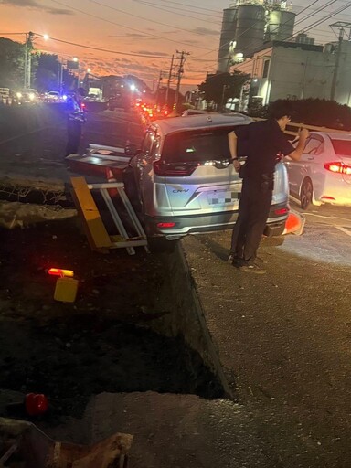 影/林園台17伸縮縫施工 車撞護欄陷坑駕駛受傷