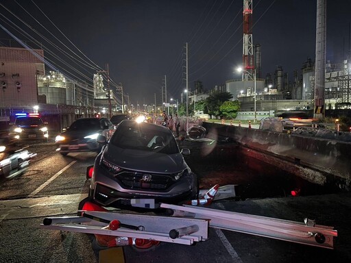 影/林園台17伸縮縫施工 車撞護欄陷坑駕駛受傷