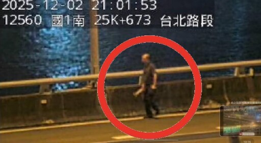 影/國道恐怖攻擊！狂男持大鐵鎚「狂奔追打」還襲警