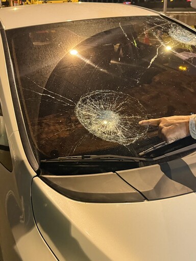 影/國道恐怖攻擊！狂男持大鐵鎚「狂奔追打」還襲警