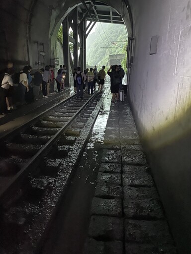 快訊／台鐵撞到落石卡隧道！乘客徒步走出 駕駛骨折現場畫面曝光