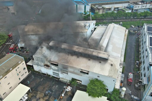 快訊／台南塑膠工廠驚傳火警！狂冒黑煙還傳「爆炸聲」目前持續殘火處理