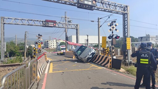 怎麼開的？台中女「車斜45度」卡平交道 台鐵一度雙向封閉