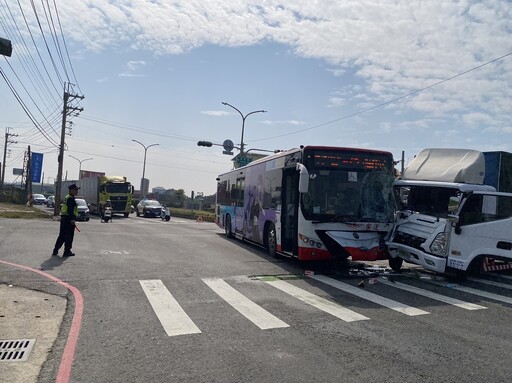 高雄十字路口車禍！貨車左轉遭公車迎面撞上 4人受傷送醫