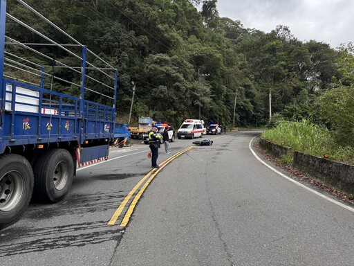 北宜嚴重車禍！騎士自摔噴飛撞貨車 19歲男送醫搶救宣告不治