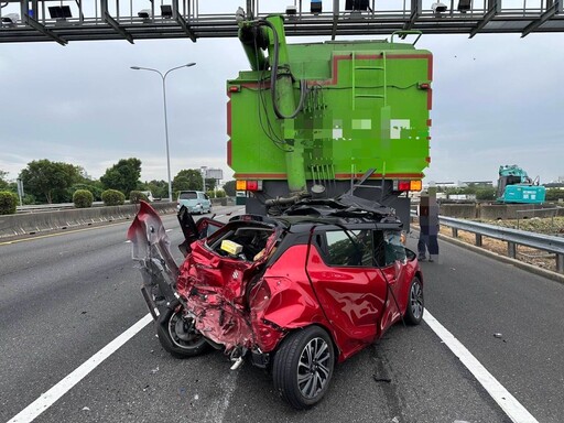 快訊／國1台南段4車連環撞 轎車「遭夾擊成廢鐵」2人受傷送醫