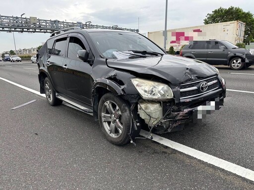 快訊／國1台南段4車連環撞 轎車「遭夾擊成廢鐵」2人受傷送醫