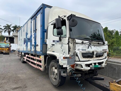 快訊／國1台南段4車連環撞 轎車「遭夾擊成廢鐵」2人受傷送醫