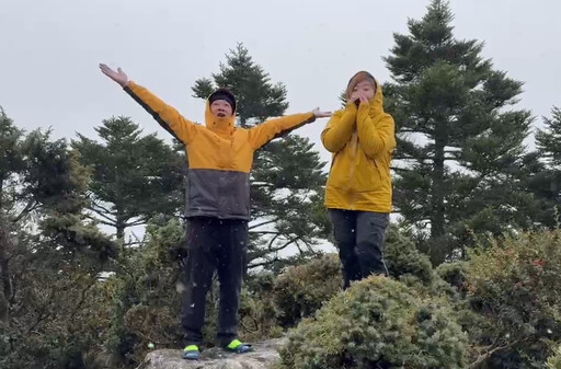 快訊／台東也下雪了！嘉明湖山屋飄雪 山友興奮直擊寒冬奇景