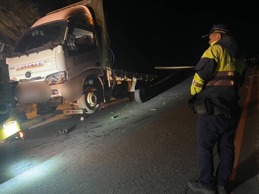 急彎失控！台14甲線小貨車翻覆倒路中 警「零度低溫」指揮4hrs排除事故