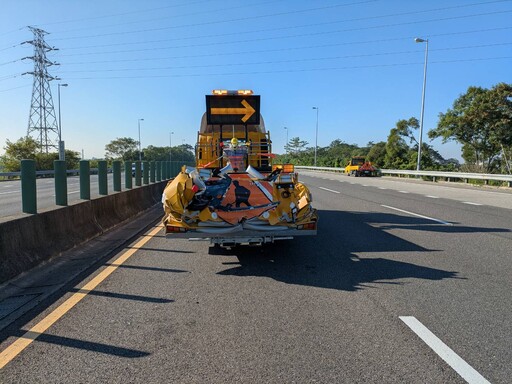 國3南向340.6K車禍！休旅車追撞緩撞車 「頭撞爛、開花」2人送醫