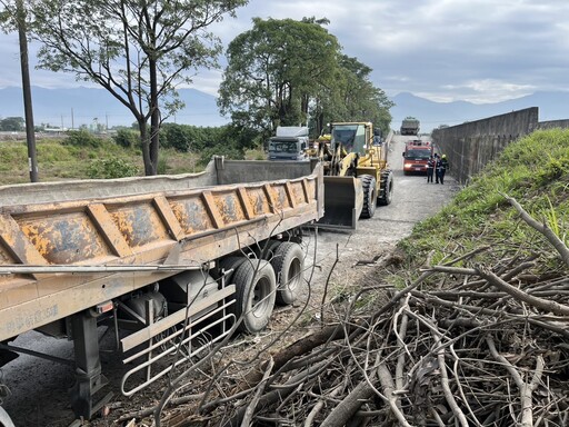 屏東砂石車自撞！男下車「忘拉手煞」慘死輪下 家屬悲痛拒送醫