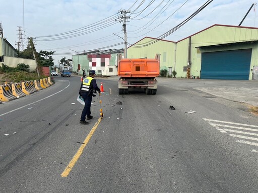 快訊／高雄死亡車禍！18歲騎士「過彎噴飛」滑到對向 砂石車煞不住輾斃