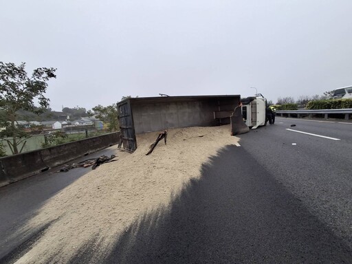 國1嚴重車禍！駕駛疑「操作不當」砂石車橫躺路中 1人受傷送醫