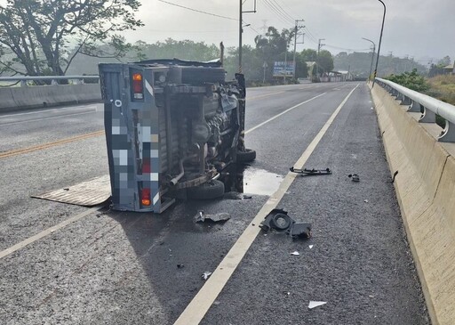 驚險！小貨車開到一半「車軸斷裂」翻覆 輪胎噴飛1人送醫