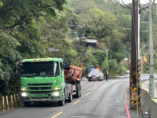 基隆恐怖死亡車禍！32歲女騎士「超車失敗」捲砂石車底 人遭輾過慘亡