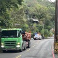 基隆恐怖死亡車禍！32歲女騎士「超車失敗」捲砂石車底 人遭輾過慘亡