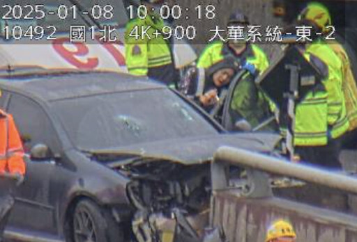 怎麼開的？國1轎車自撞分隔島 「車頭撞爛、零件散滿地」1人受傷送醫