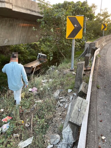 疑疲勞駕駛！國3燕巢段「砂石車衝下邊坡」 35歲駕駛受傷送醫