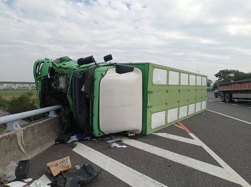 快訊／國8嚴重車禍！大貨車爆胎失控 「車頭懸空掛護欄」畫面驚險