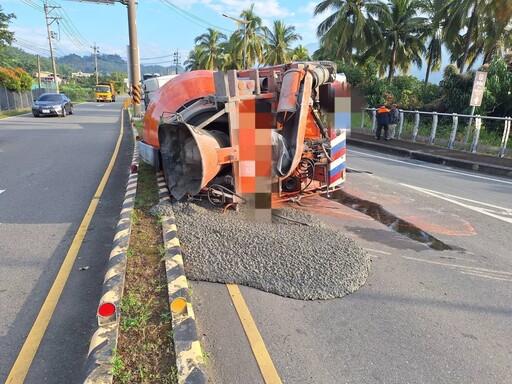 下坡驚覺煞車失靈！高雄水泥車「猛力右轉」翻覆 現場慘況曝