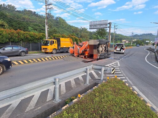 下坡驚覺煞車失靈！高雄水泥車「猛力右轉」翻覆 現場慘況曝