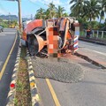 下坡驚覺煞車失靈！高雄水泥車「猛力右轉」翻覆 現場慘況曝