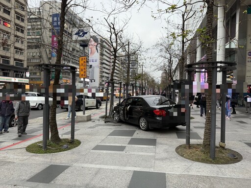 信義區恐怖車禍！轎車「彈飛」衝上人行道 車頭削掉剩一半