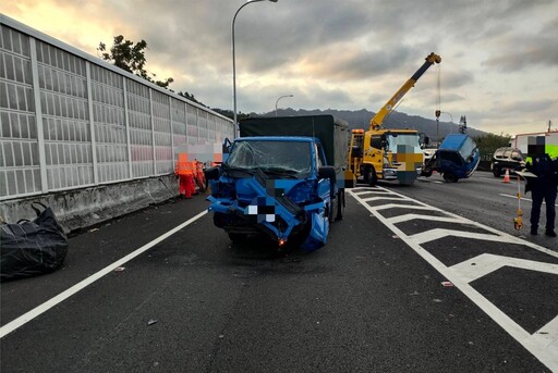 國1嚴重車禍！2輛小貨車高速相撞「車身解體」 現場慘況曝光