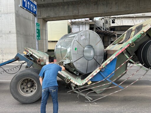 超重硬要載？高雄拖板車「半路斷兩截」砸穿路面 驚險畫面曝