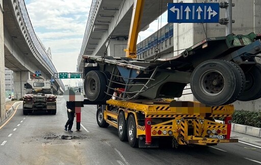 超重硬要載？高雄拖板車「半路斷兩截」砸穿路面 驚險畫面曝