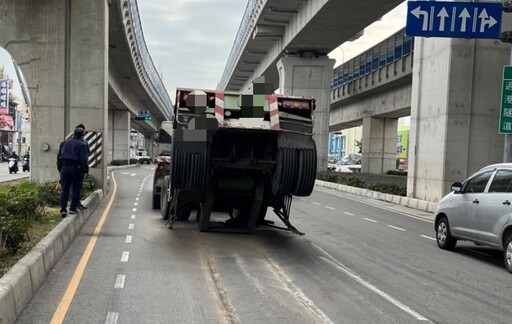 超重硬要載？高雄拖板車「半路斷兩截」砸穿路面 驚險畫面曝