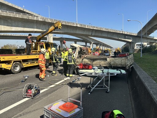 國1又傳3車連環撞！小貨車車頭撞爛變形 25歲駕駛脫困送醫