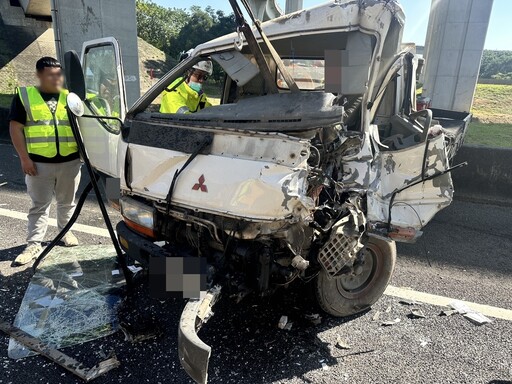 國1又傳3車連環撞！小貨車車頭撞爛變形 25歲駕駛脫困送醫