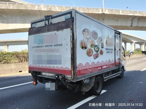 國1又傳3車連環撞！小貨車車頭撞爛變形 25歲駕駛脫困送醫