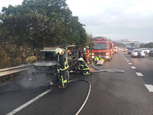 開到一半自燃！國3大溪段驚傳火燒車 「2傷送醫」驚險畫面曝