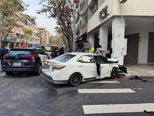 高雄女十字路口闖紅燈！被轎車撞飛「2車撞爛」 現場慘況曝光