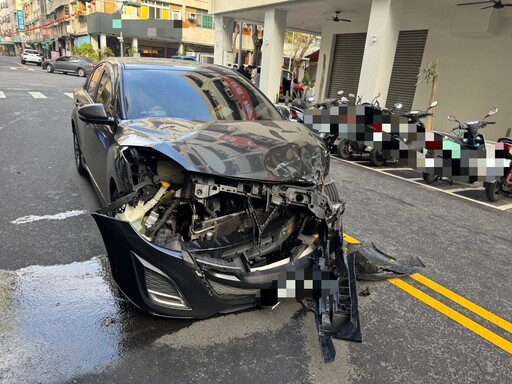 高雄女十字路口闖紅燈！被轎車撞飛「2車撞爛」 現場慘況曝光