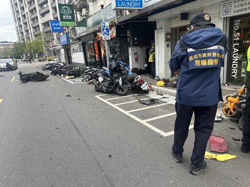 快訊／內湖嚴重車禍！82歲翁高速爆衝 18台機車撞爛、4人送醫