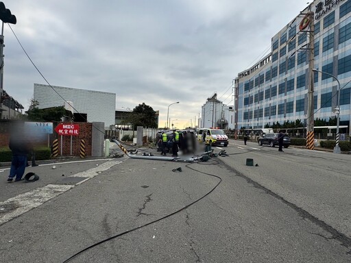 苗栗死亡車禍！駕駛「越開越靠右」撞上號誌桿 駕駛送醫宣告不治