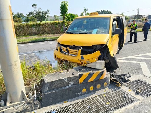 快訊／高雄車禍！計程車載客自撞分隔島 「車頭撞爛」5乘客送醫