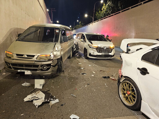 桃園地下道5車連環撞！騎士遭「夾擊」全身多處骨折 2線道動彈不得