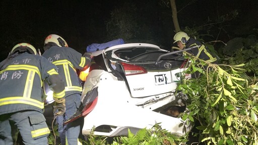 文化大學後山車禍！25歲女開iRent衝下邊坡 「整台車撞爛」3人送醫