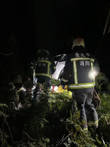 文化大學後山車禍！25歲女開iRent衝下邊坡 「整台車撞爛」3人送醫