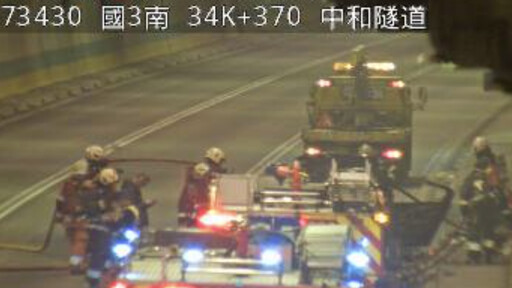 快訊／國3中和隧道火燒車！轎車化為火球火勢猛烈 駕駛驚險逃命