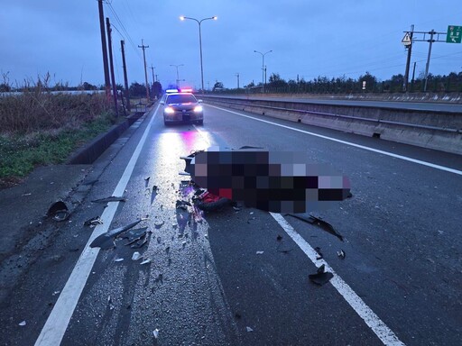 上班路上斷魂！苗栗西濱公路嚴重車禍 騎士撞違停車輛倒路中身亡